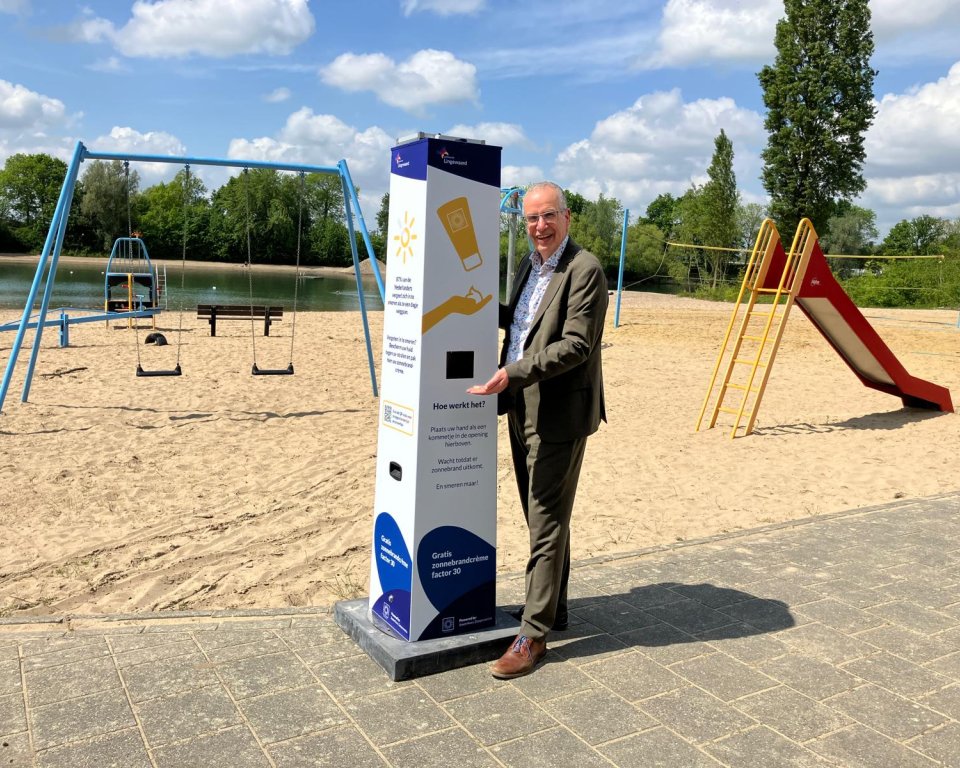 Wethouder Aart slob bij de nieuwe zonnebrandpaal