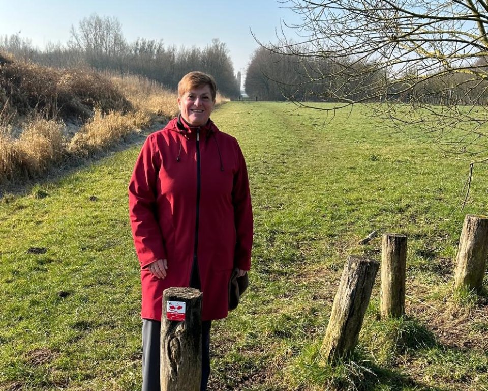 Foto van burgemeester Nelly Kalfs tijdens het wandelen.