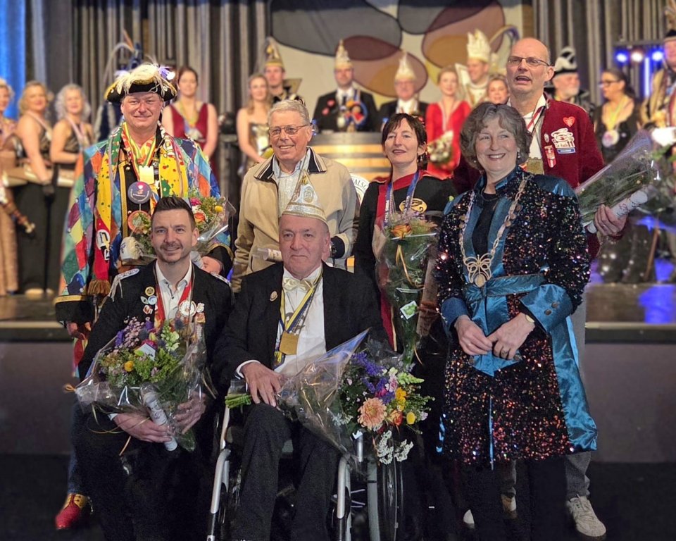 Rick Bouwman, Toon Otters, Yvonne Hermsen, Peter Janssen, Edwin Roelofs en Jos Aarntzen ontvingen de Orde van de Vlinder van waarnemend burgemeester Corry van Rhee-Oud Ammerveld