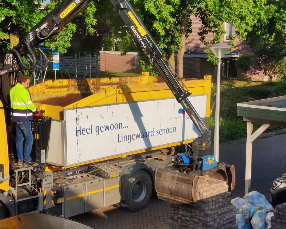 Foto van de vrachtwagen die de tegels komt ophalen. Foto ter illustratie.
