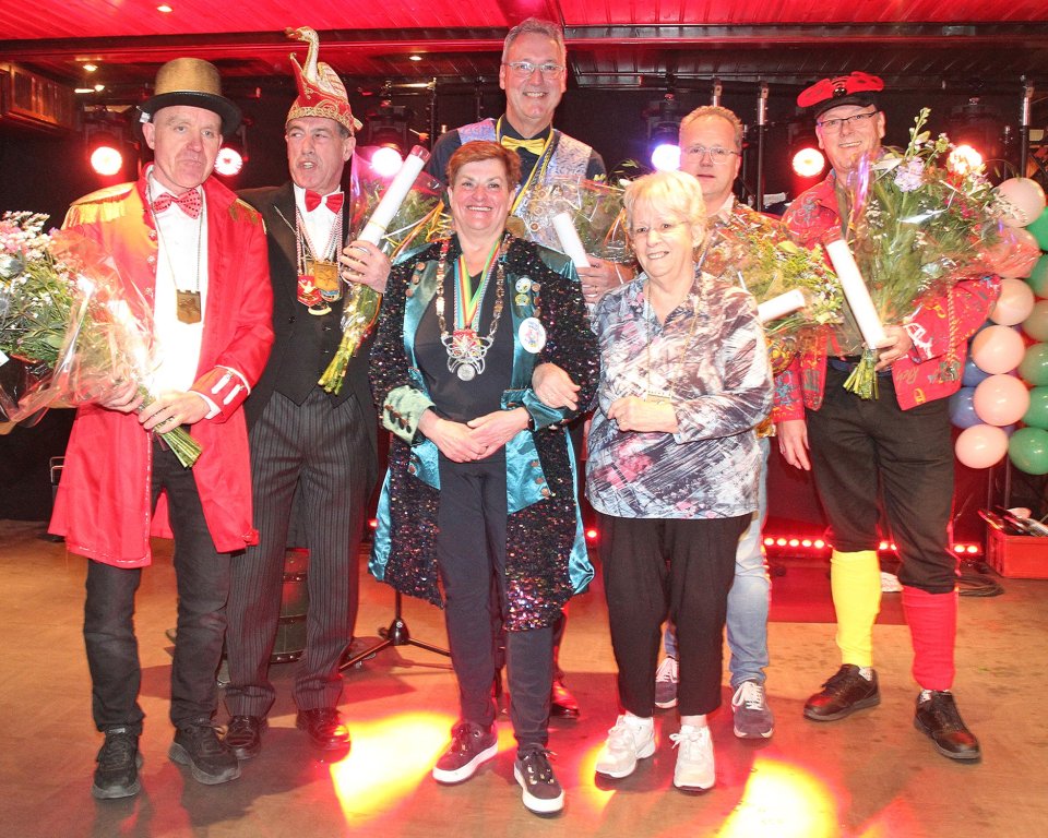 Hans van ’t Hullenaar, Johan Wagener, Toke Meijer-Roozen, Henri Reijmers, Bas Hulshof en Wim Hofs kregen de onderscheiding voor hun jarenlange inzet voor hun carnavalsvereniging.