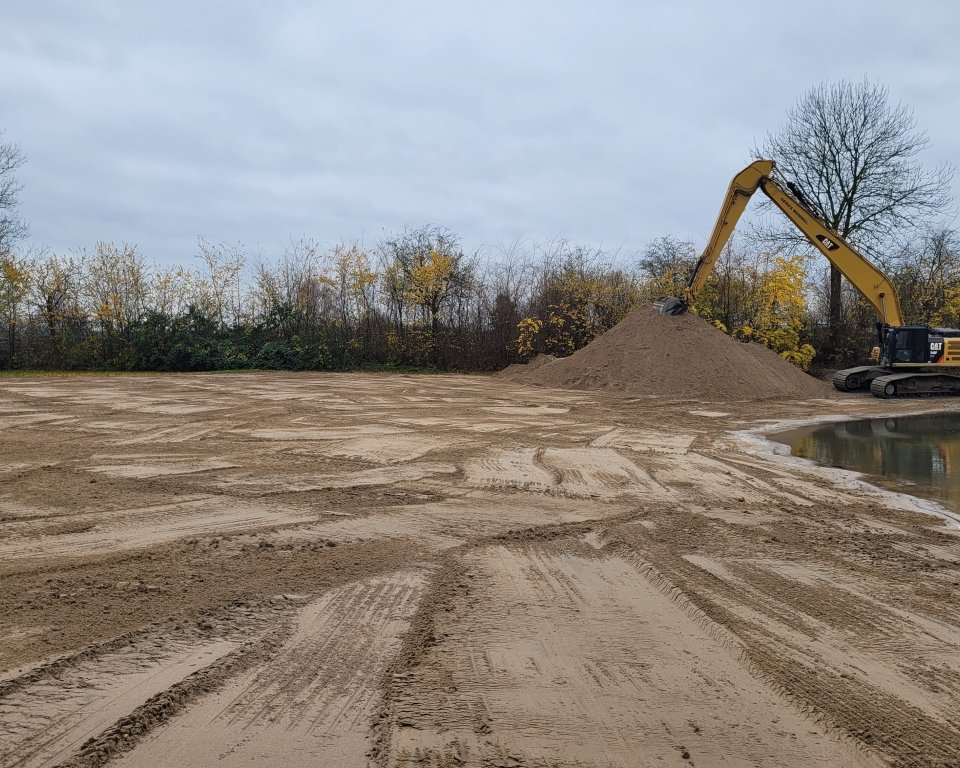 Foto van de werkzaamheden aan zwemplas Walburgen. Foto ter illustratie. 