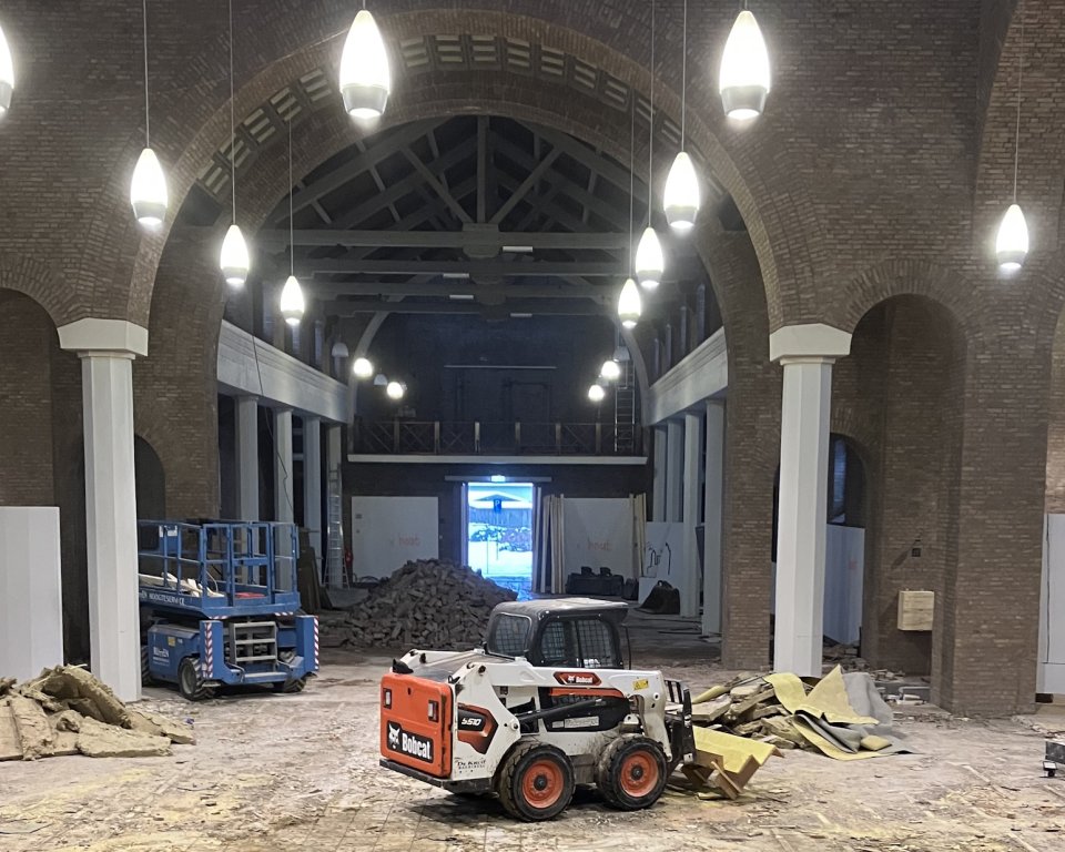 Werkzaamheden in de Martinuskerk in Doornenburg waar IKC De Doornick gevestigd wordt