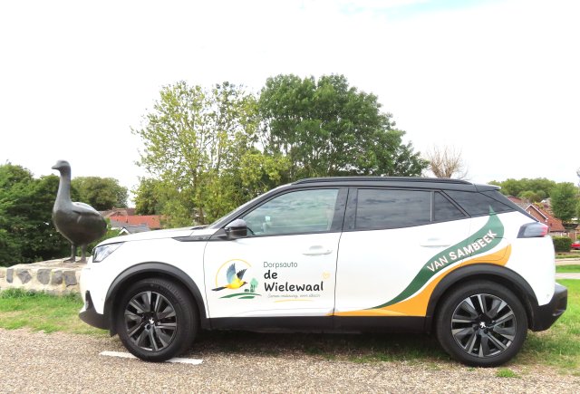 Foto van de nieuwe auto 'de Wielewaal'