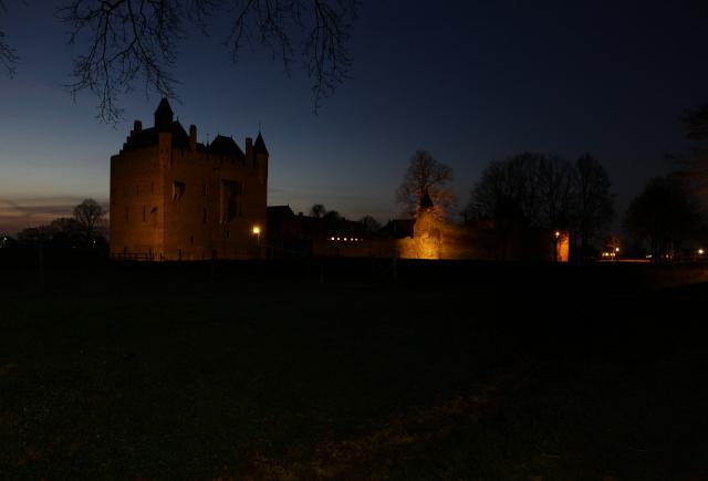 kasteel Doornenburg in het donker met verlichting