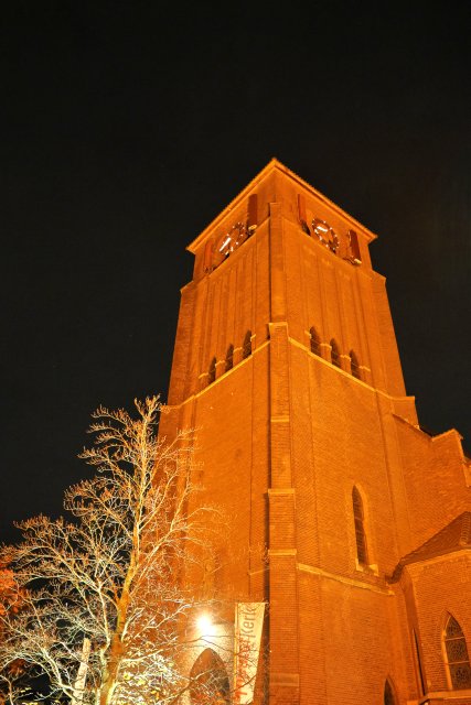 Foto van de oranje verlichte Theaterkerk.