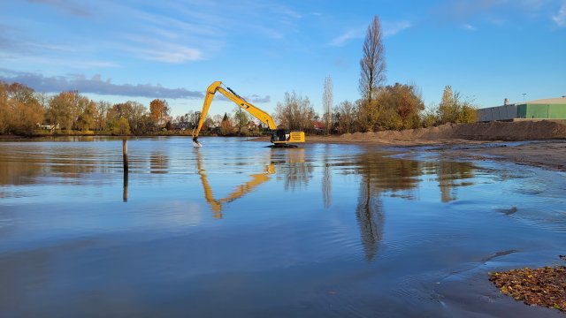 Foto van de werkzaamheden aan zwemplas Walburgen