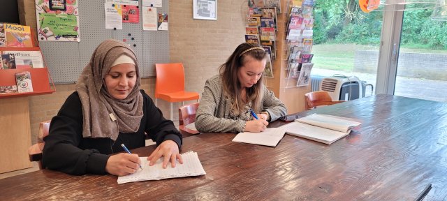 Foto van Zeyneb (links) en Doina (rechts) tijdens de ‘Erbij blijven groep’.