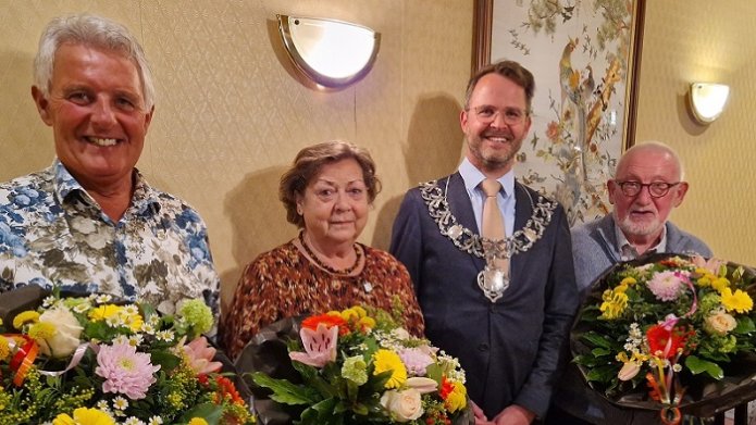 Van links naar rechts: De heer Aantjes, mevrouw De Bruijn-van Ieperen, burgemeester Laurens de Graaf en de heer Boele