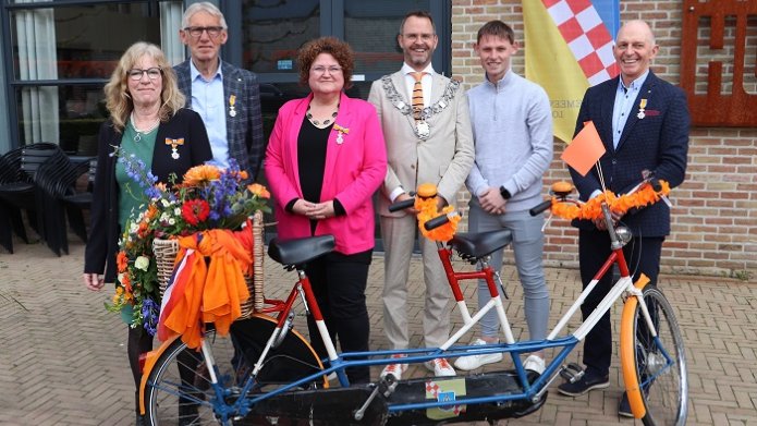 De vier gedecoreerden, winnaar van de Jongerenaward en burgemeester Laurens de Graaf bij de feestelijke tandem