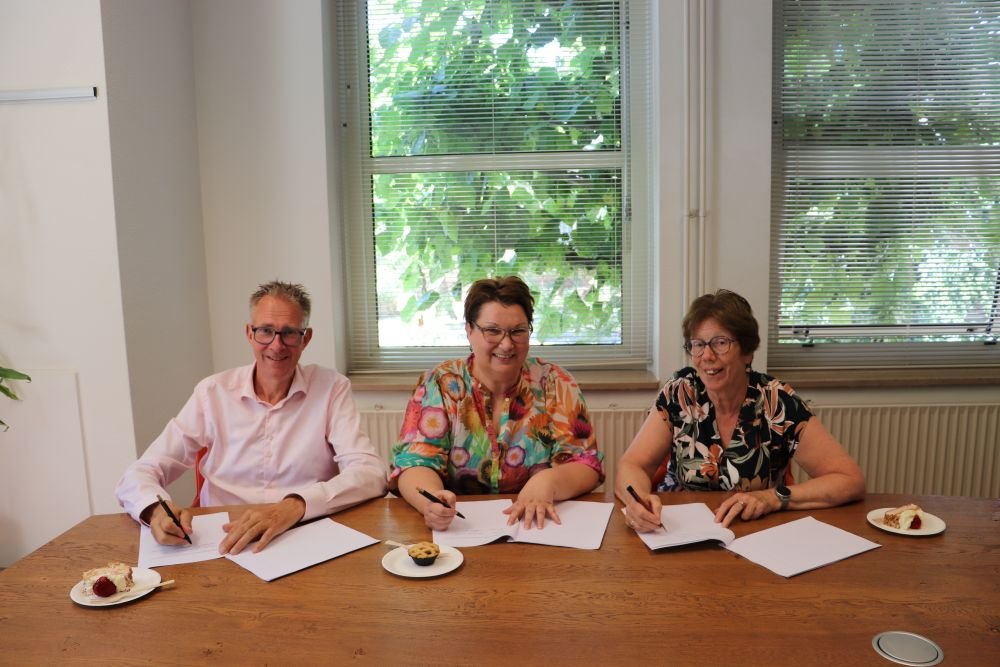 Wethouder Gerrit Spelt, mevrouw Chantal Broekhuis en mevrouw Coby Korevaar