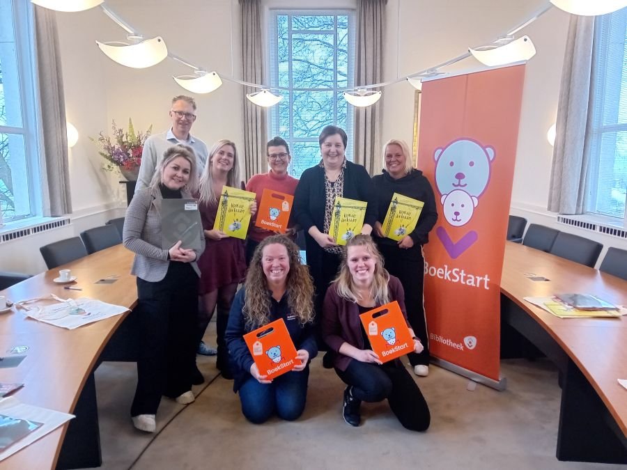 Vertegenwoordigers kinderdagopvangorganisaties en wethouder Gerrit Spelt tijdens ondertekening samenwerkingsovereenkomst ‘Boekstart in de kinderopvang’