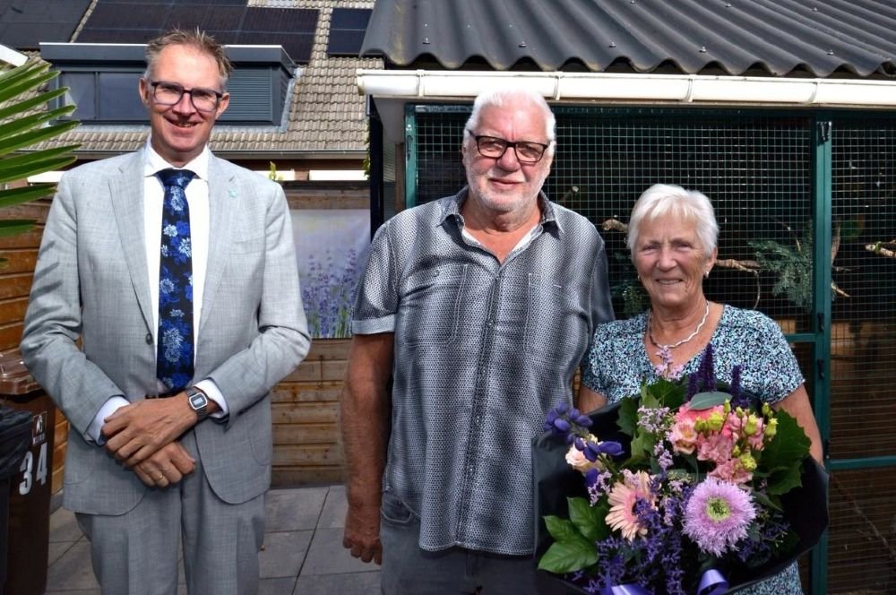 Wethouder Gerrit Spelt met 55-jarig bruidspaar Broekhuizen-Van Vliet