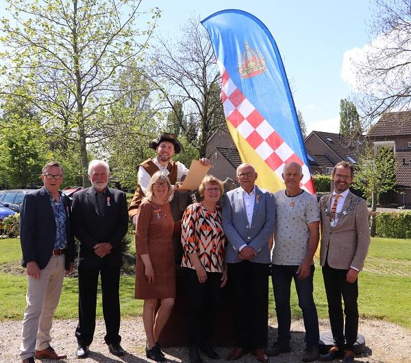 Zes gedecoreerden, burgemeester en 'dorpsomroeper' met elkaar op de foto