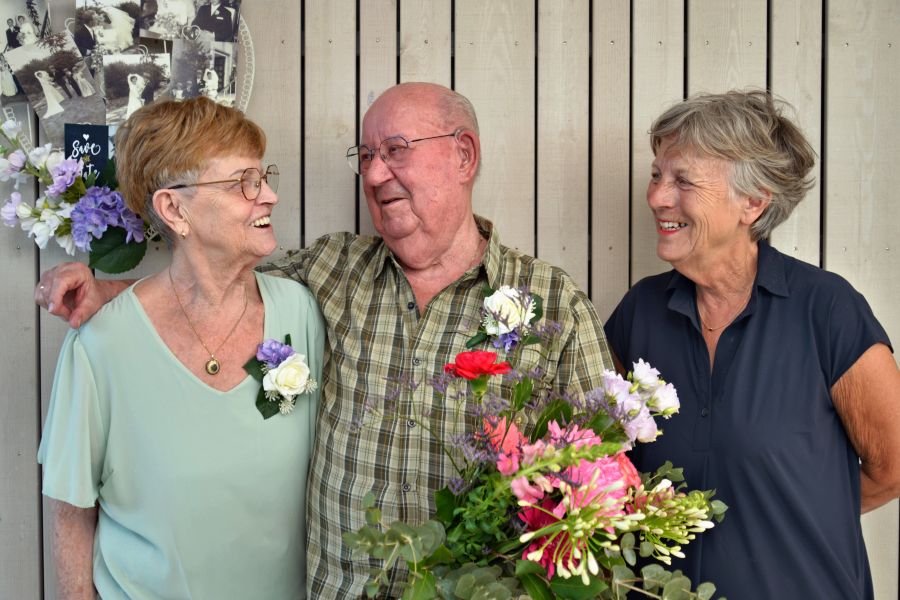 Diamanten bruidspaar Langenberg-Verheul samen met burgemeester Renate Westerlaken-Loos