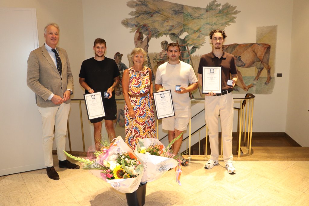 De heer Bert Meerstadt, Jeffrey Hoogendoorn, burgemeester Renate Westerlaken-Loos, Wesley Kuijf, Lazar Zongana met de medailles, oorkondes en bloemen