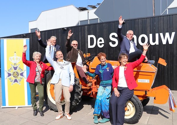 De 6 gedecoreerde inwoners met burgemeester Laurens de Graaf bij de Oranje trekker