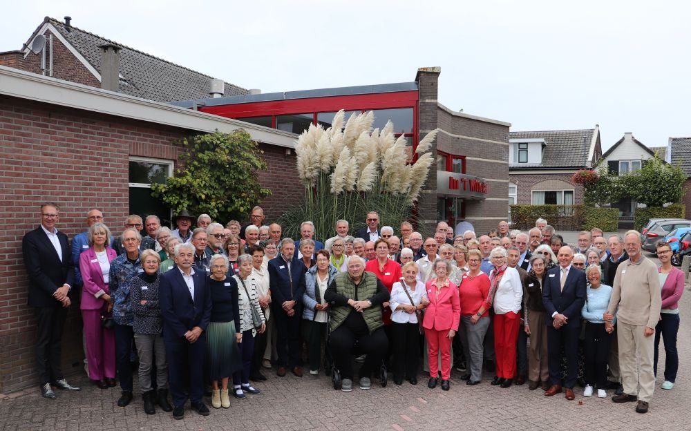 Groepsfoto 50-jarige bruidsparen en collegeleden voor In 't Witte Paard