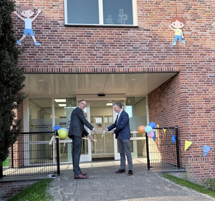 Wethouder Gerrit Spelt en directeur GGDrU Job Zwaal knippen lint door
