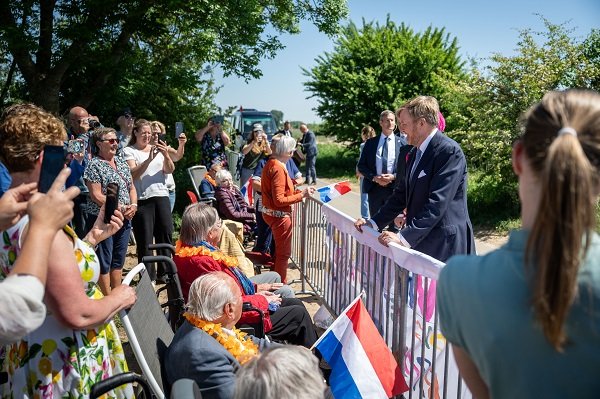 Koning en Koningin op Salmsteke in gesprek met 60-jarig bruidspaar en publiek