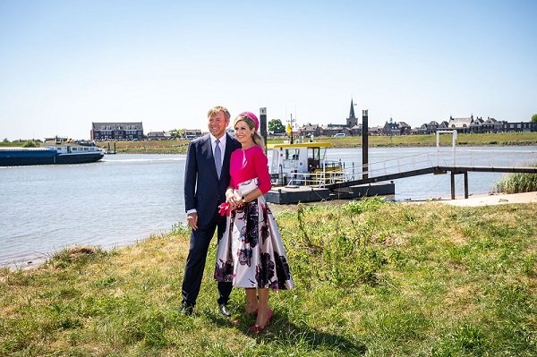 Koning en Koningin bij aanlegsteiger voetveer De Overkant