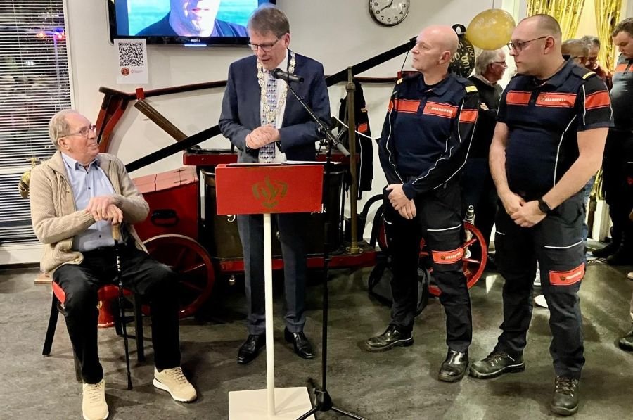 De heer Teun den Hartog, locoburgemeester Jan Vente, postcommandant Dennis Vonk en voorzitter Wesley Liefheid