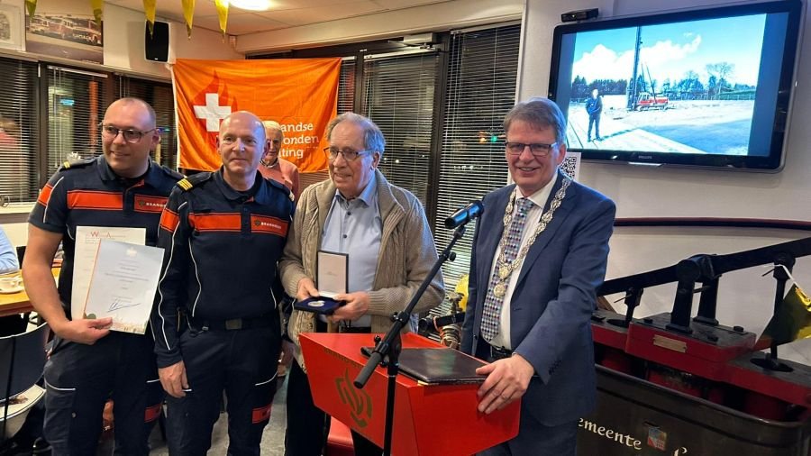 Voorzitter Wesley Liefheid, postcommandant Dennis Vonk, de heer Teun den Hartog en locoburgemeester Jan Vente