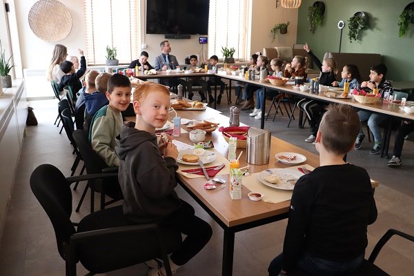 Leerlingen van groep 4 ontbijten in de kantine van het gemeentehuis met burgemeester Laurens de Graaf