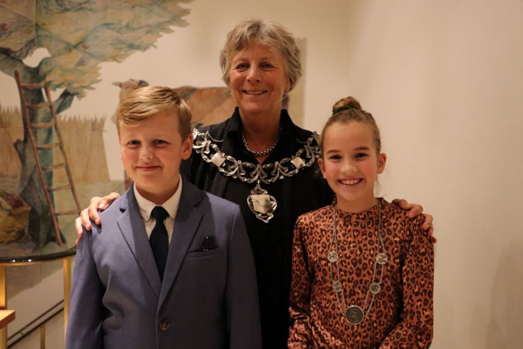 Burgemeester Renate Westerlaken-Loos met Justin en Hannah