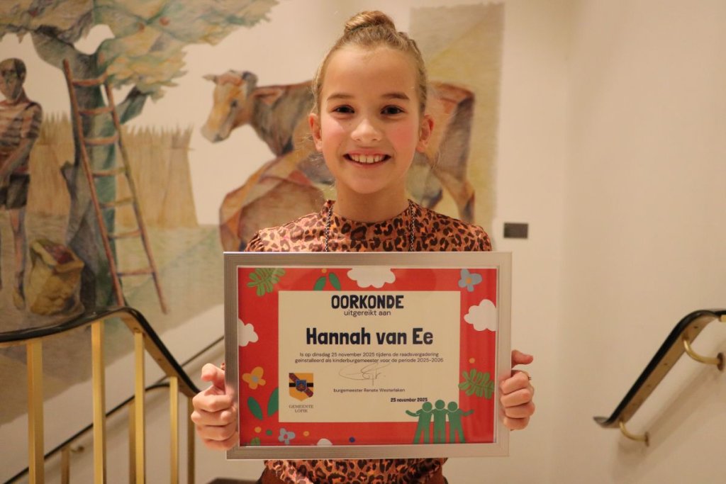 Kinderburgemeester Hannah van Ee met haar oorkonde