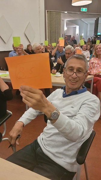 Inwoner van Lopikerkapel houdt oranje papier omhoog