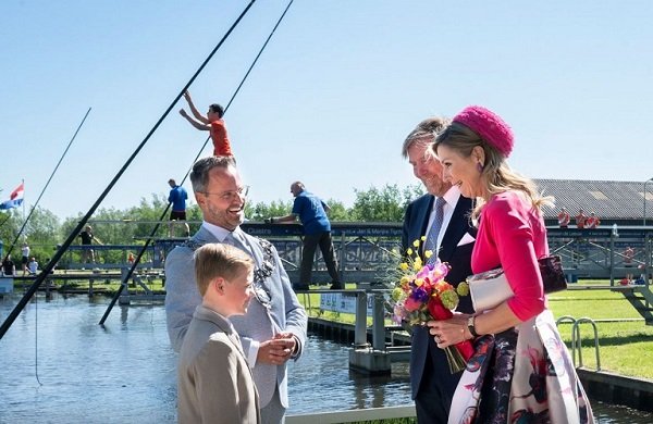 Koning en Koningin worden bij de Polsstokvereniging verwelkomd door burgemeester en kinderburgemeester