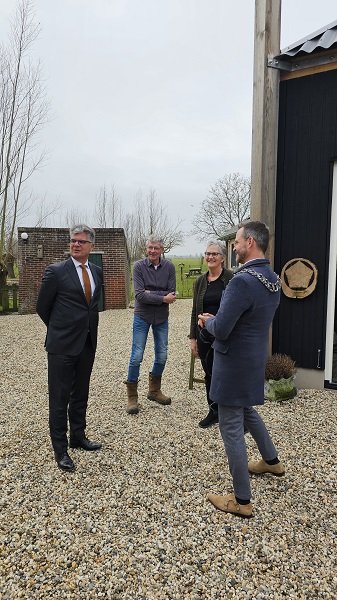 CvdK en burgemeester met initiatiefnemers Dick Wiltenburg en Tineke de Keijzer