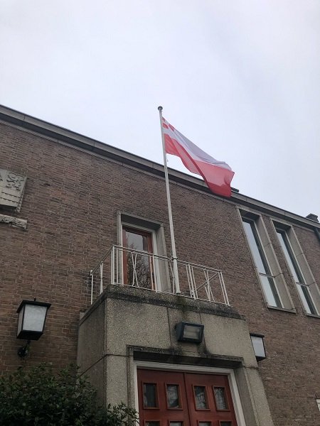 Rood/witte provincievlag wappert op gemeentehuis Lopik