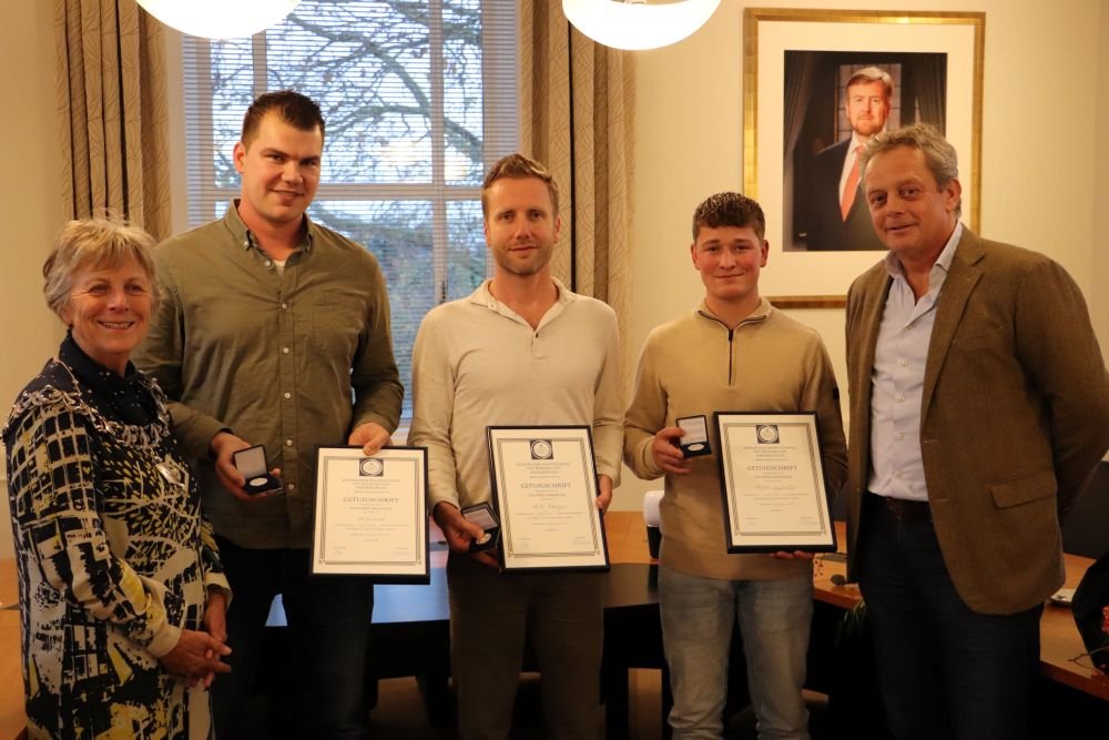 Burgemeester Westerlaken-Loos, redders Dennis de Leede, Rik Maaijen en Joël Zuidervliet en de heer Gaius Voûte van de KMRD