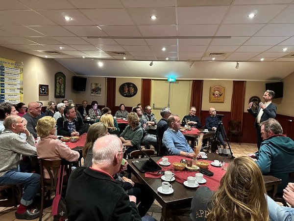 Burgemeester Laurens de Graaf in gesprek met de aanwezigen in Uitweg