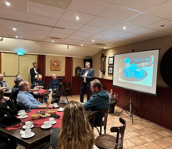 Wethouder Jan Vente in gesprek met de aanwezigen in Uitweg