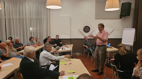 Wethouder Jan Vente in overleg met inwoners van Lopikerkapel