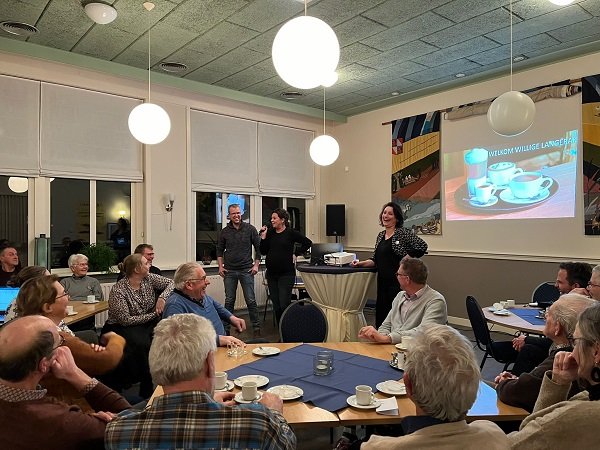 Amy en Sander houden een enthousiaste pitch voor de buurtvereniging