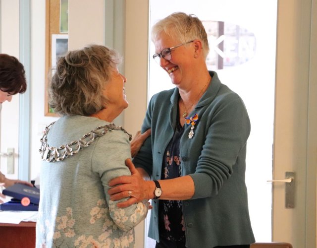 Burgemeester Renate Westerlaken-Loos spelt Koninklijke onderscheiding op bij mevrouw Marijke Rijneveld-van Os