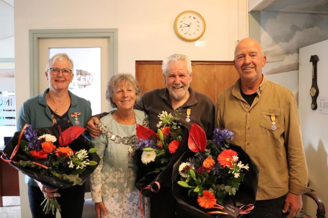 Mevrouw Marijke Rijneveld-van Os, burgemeester Renate Westerlaken-Loos, de heer Jan Noorlandt en de heer Laurens Rijneveld