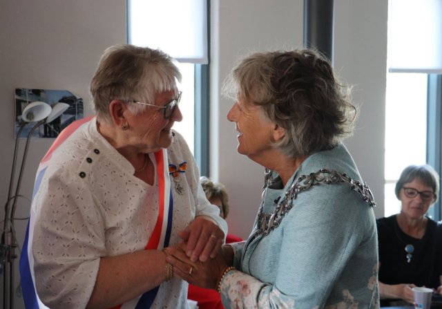 Burgemeester Renate Westerlaken-Loos spelt Koninklijke onderscheiding op bij mevrouw Van Wijk-Klever