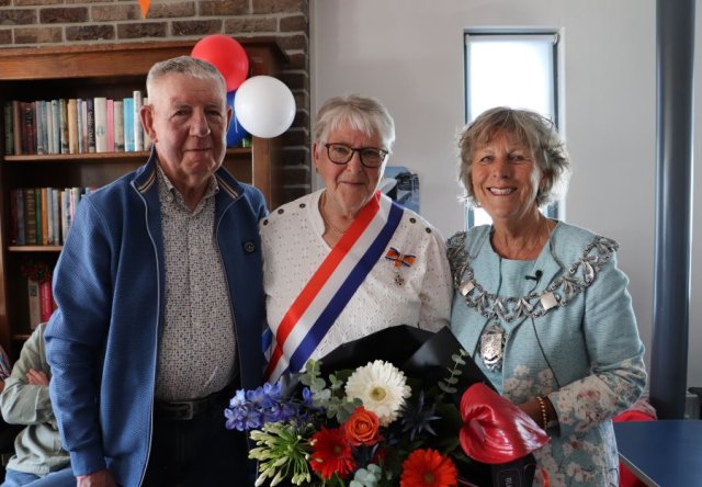 De heer en mevrouw Van Wijk-Klever en burgemeester Renate Westerlaken-Loos