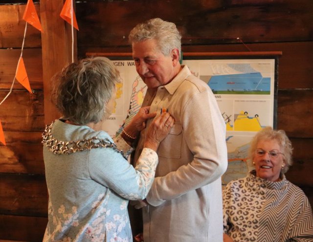 Burgemeester Renate Westerlaken-Loos spelt Koninklijke onderscheiding op bij de heer Jan Kromwijk