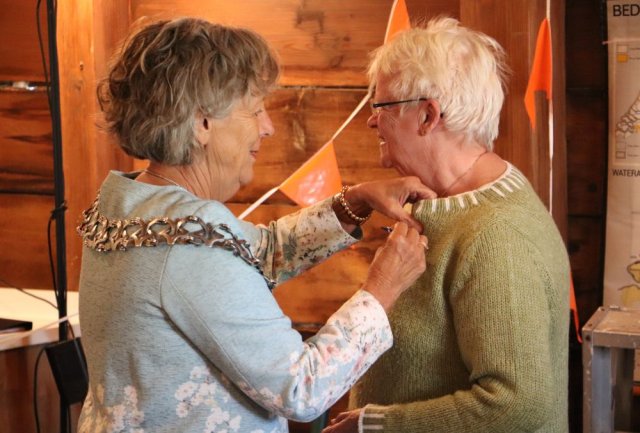 Burgemeester Renate Westerlaken-Loos spelt Koninklijke onderscheiding op bij mevrouw Margriet Veth