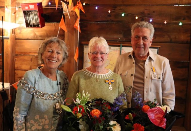 Burgemeester Renate Westerlaken-Loos met gedecoreerden mevrouw Margriet Veth en de heer Jan Kromwijk