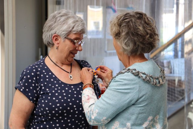 Burgemeester Renate Westerlaken-Loos spelt Koninklijke onderscheiding op bij mevrouw Anneke van Schijndel-Hoogstraaten