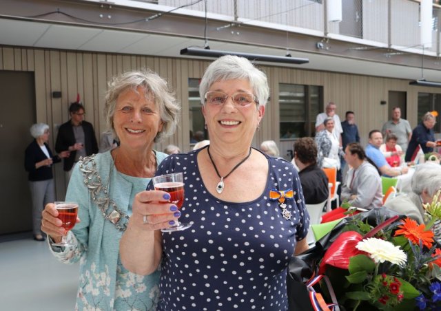 Burgemeester Renate Westerlaken-Loos en gedecoreerde mevrouw Anneke van Schijndel-Hoogstraaten