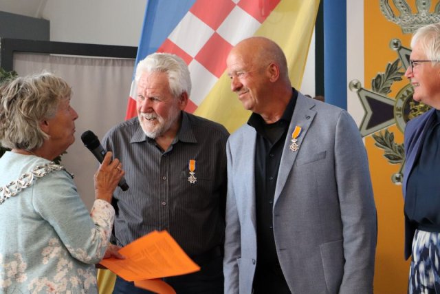Burgemeester Renate Westerlaken-Loos en gedecoreerden de heren Jan Noorlandt en Laurens Rijneveld en mevrouw Marijke Rijneveld-van Os