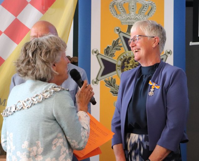 Burgemeester Renate Westerlaken-Loos en gedecoreerde mevrouw Marijke Rijneveld-van Os